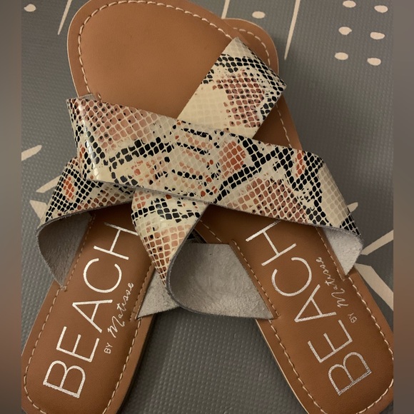 Matisse Shoes - NWOT BEACH by Matisse Pebble Sandals